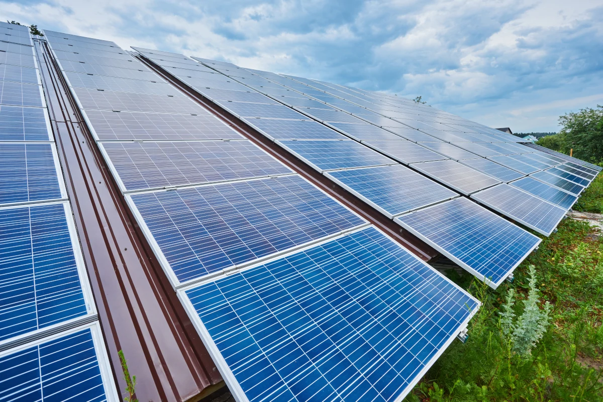 Le solaire a fourni un quart de l’électricité de l’UE en juin 2026 : comprendre un record historique