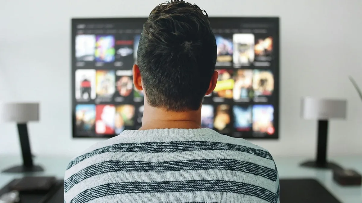 Télévision et cerveau : pourquoi une heure devant la télé ne vaut pas une heure assis au bureau ?