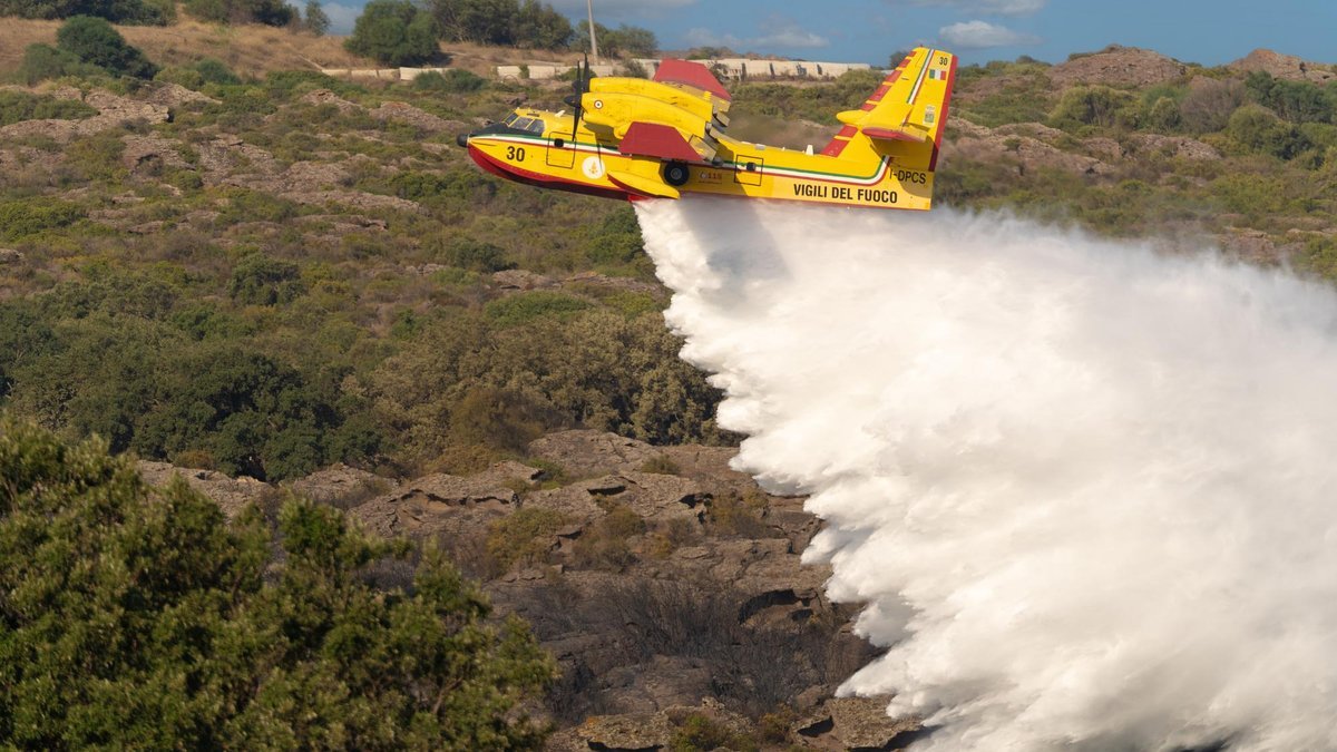 Carbonia Italie 8 août 2024 Un bombardier d'eau amphibie Canadair des pompiers engagés dans l'extinction d'un incendie
