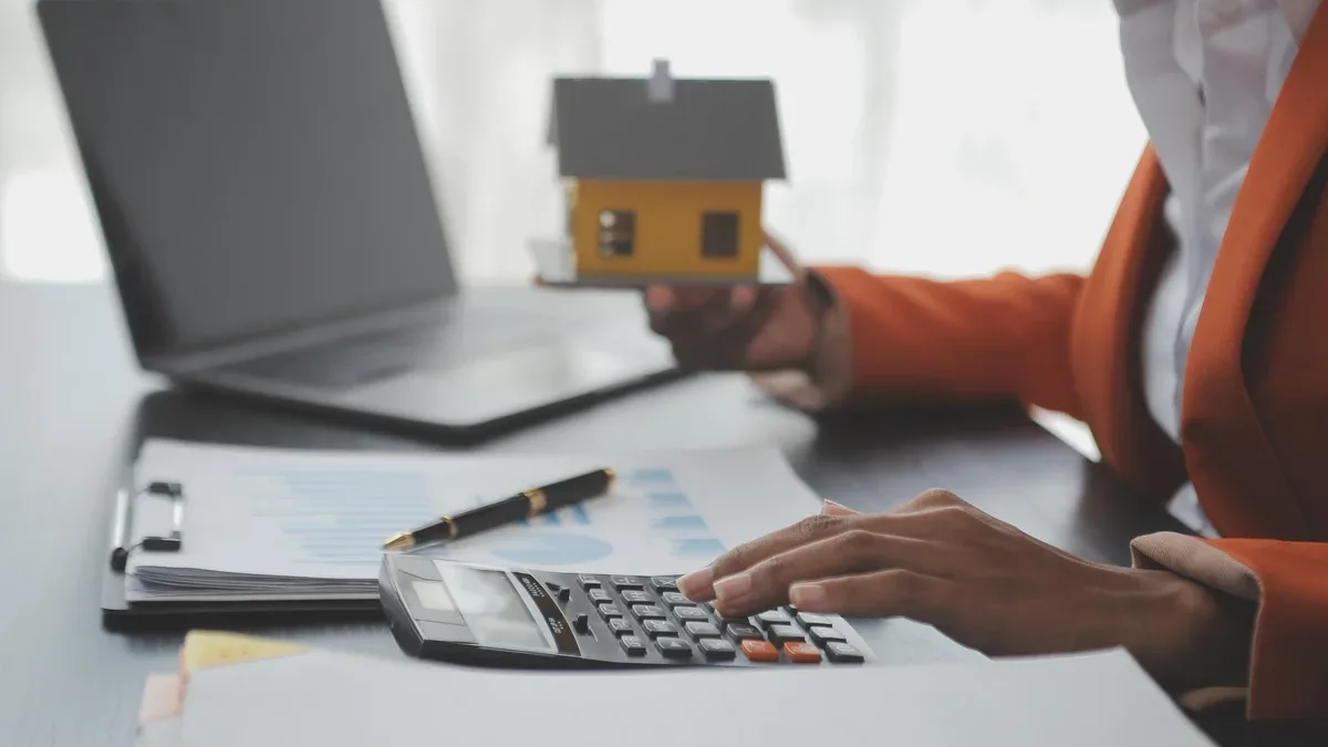 Agent immobilier et client signant un contrat pour acheter une assurance habitation ou un prêt immobilierlouer une assurance ménage ou un prêt immobilier ou immobilier