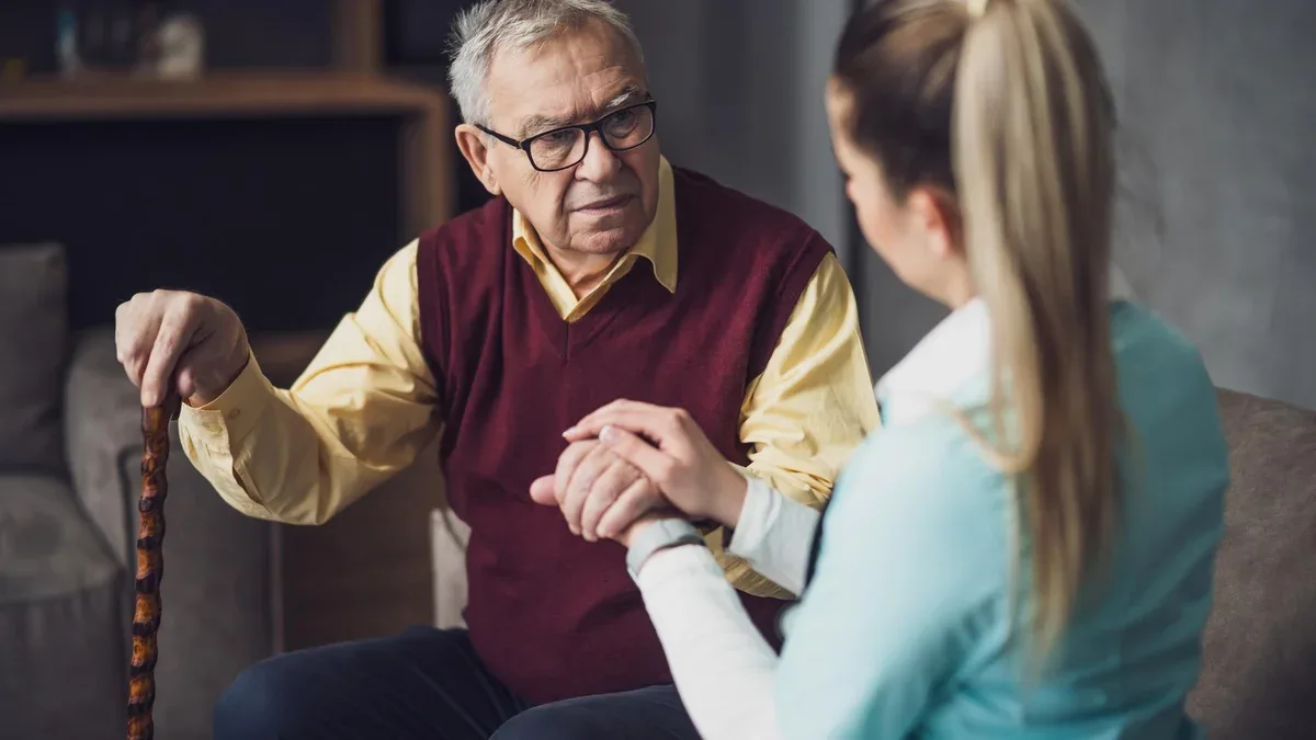 L'infirmière soignante à domicile assiste le vieil homme à son domicile Soutien médical professionnel pour les personnes âgées