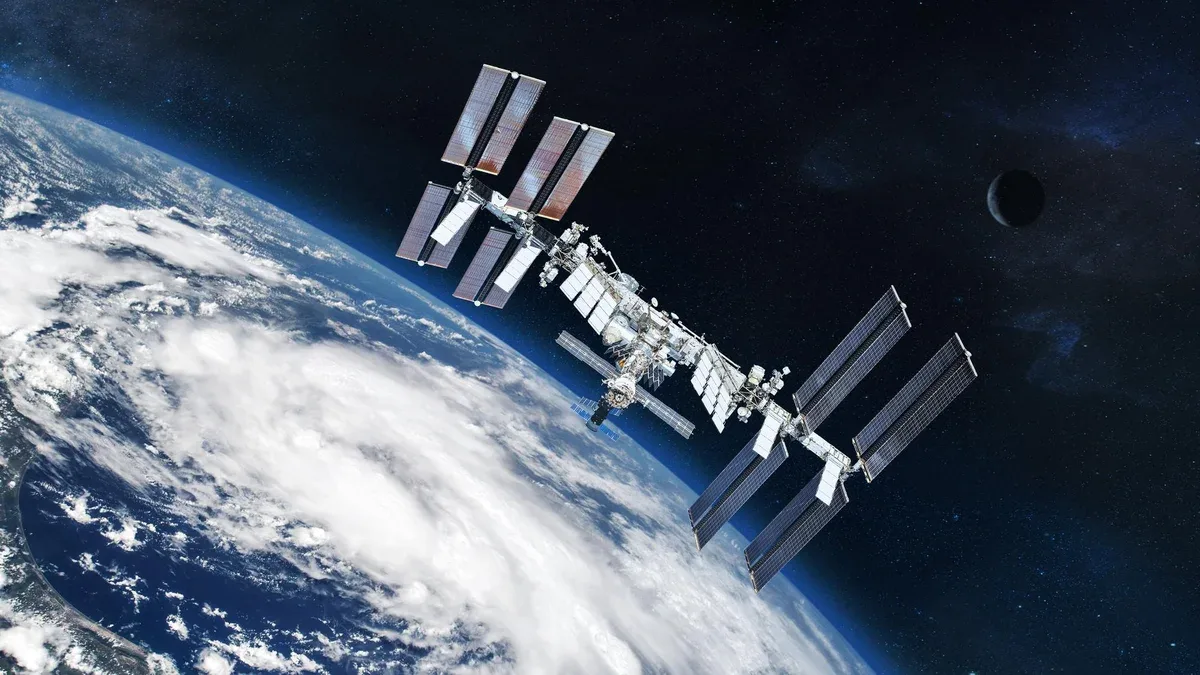 ISS avec découverte de panneaux solaires Atmosphère terrestre Élément de cette image fournie par la NASA