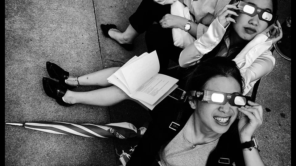 Pénurie de lunettes d’éclipse : où en trouver encore, et que valent celles qui restent ?