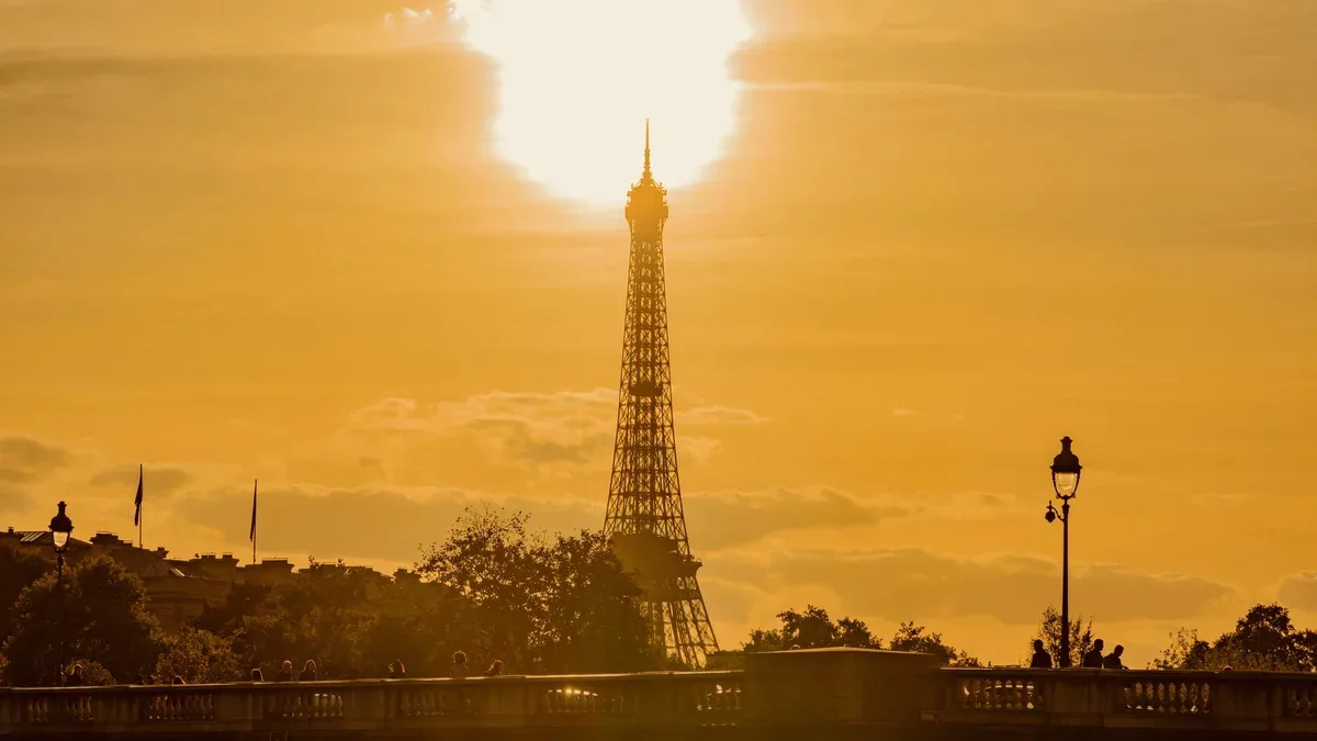 Vue basse de la statue au coucher du soleil