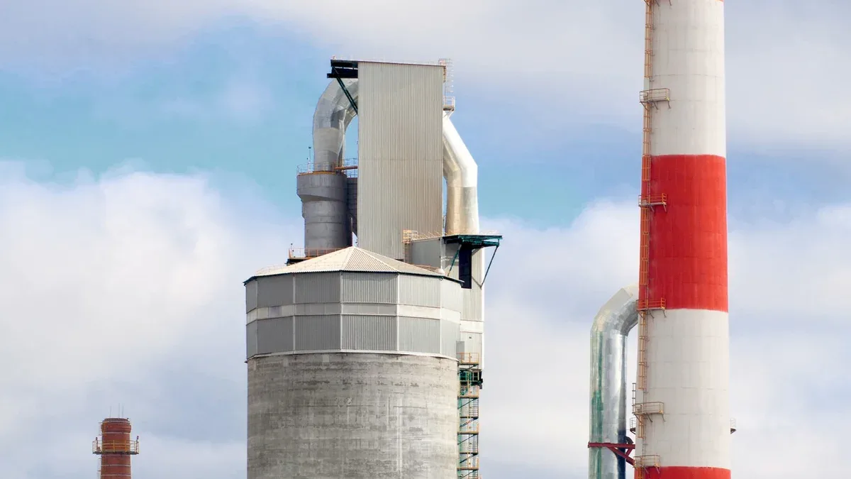 Bâtiment industriel moderne avec une haute cheminée.