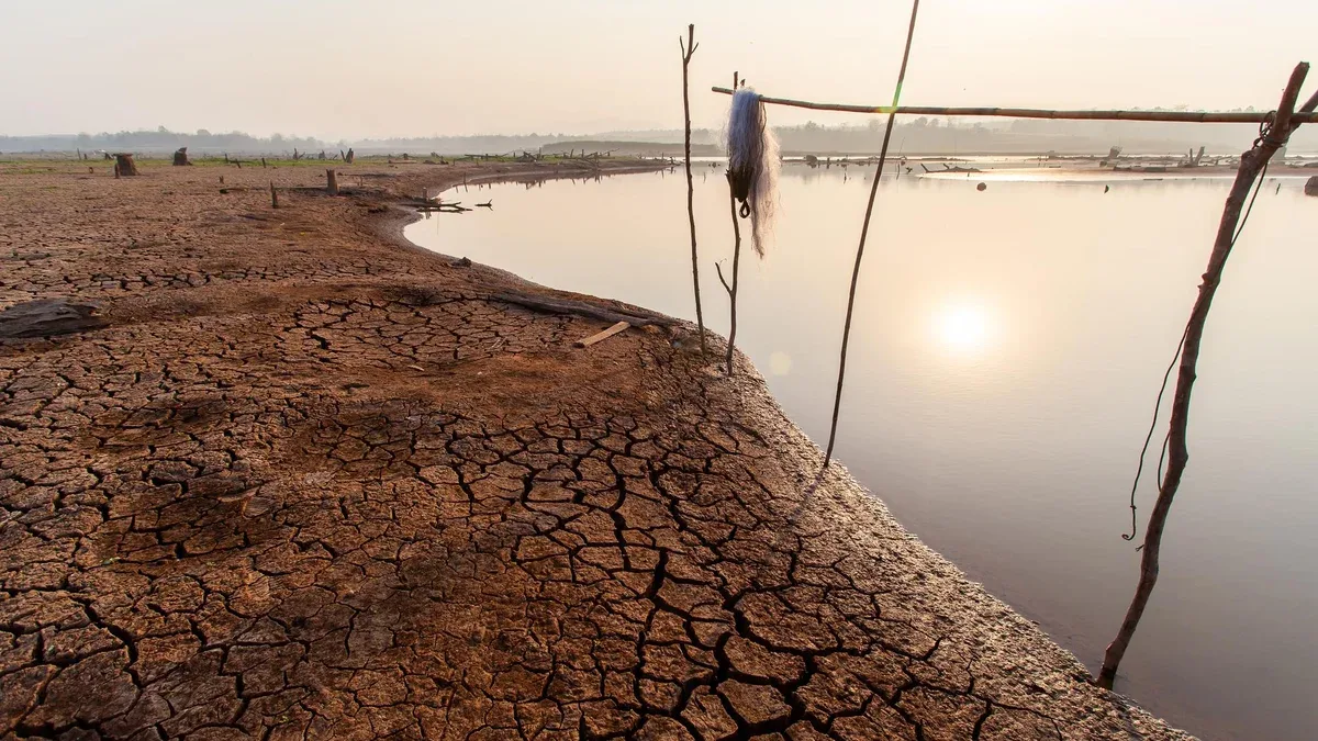 Terre sèche fissurée sans eauRésumé historique