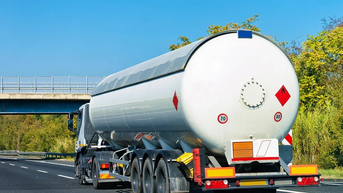 Camion sur la route en Italie. Transport par camion livrant du fret.