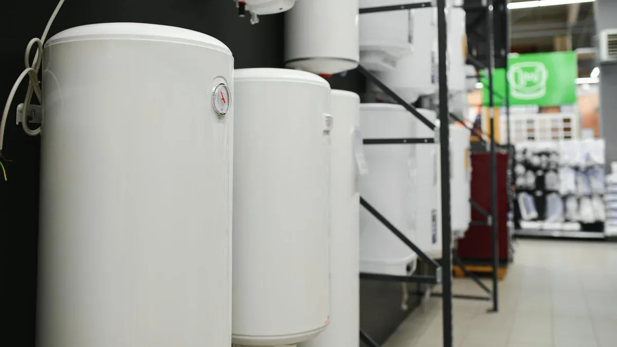 Variété de chaudières électriques modernes présentées en magasin