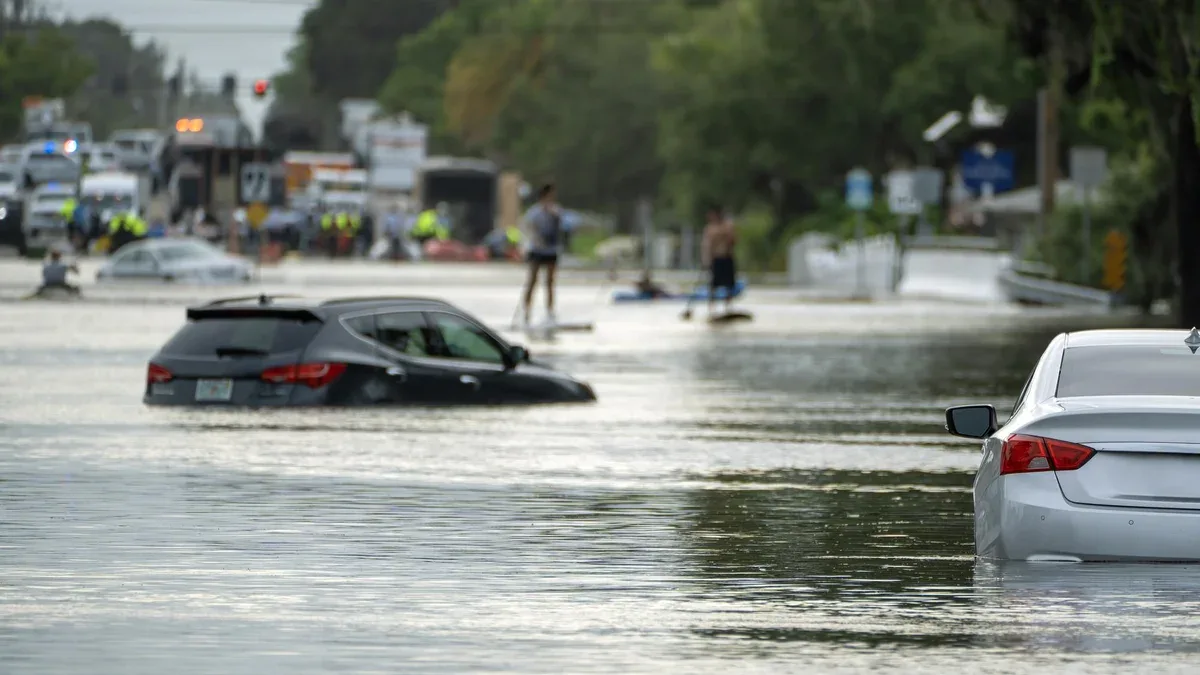 L'ouragan a inondé des voitures dans une rue de la ville entourée d'eau dans une zone résidentielle de Floride Les conséquences de l'ouragan Debby catastrophe naturelle