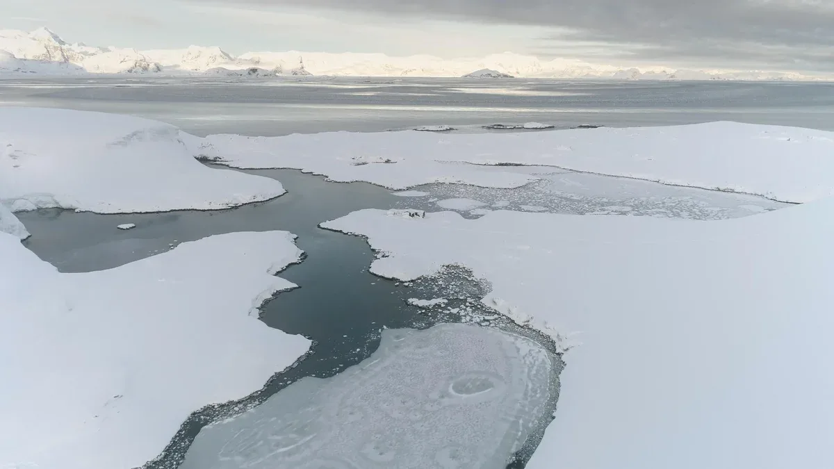 Drone aérien sur la côte gelée de l'Antarctique en vue