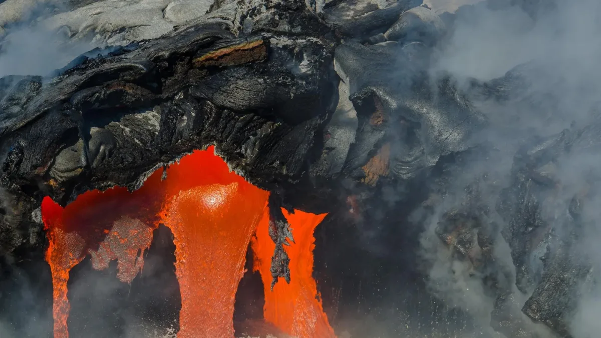 Un volcan gonfle de 4 millimètres : comment on en déduit un million de m³ de magma