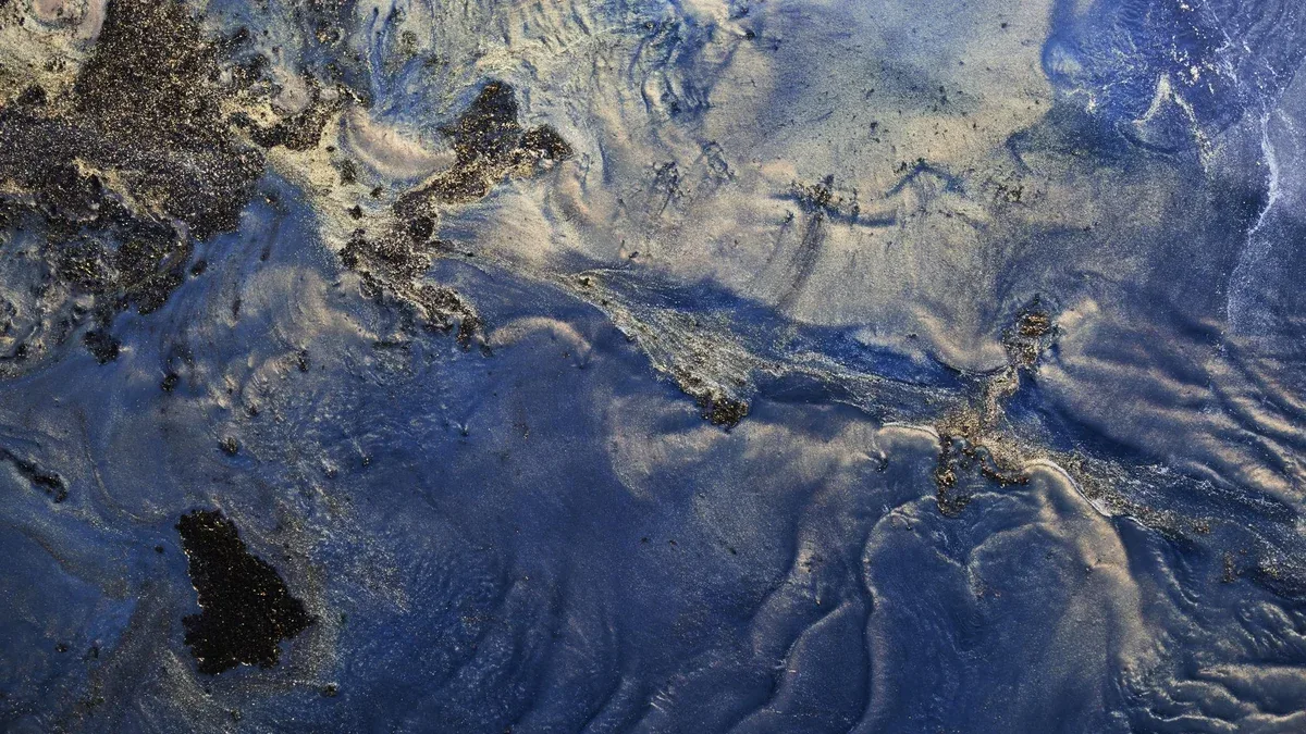 Abstrait d'encre d'alcool Peinture acrylique de luxe doré bleu dans l'eau Texture du motif d'impression en marbre
