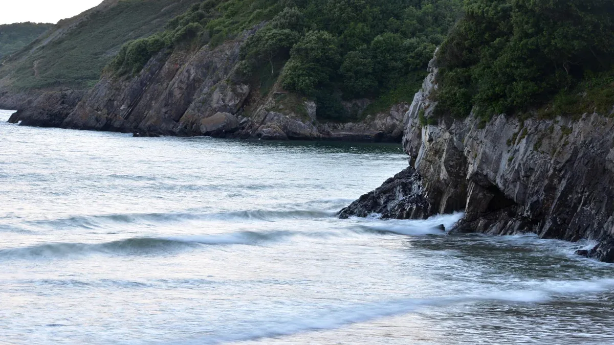 Vue panoramique de la mer par la montagne contre le ciel