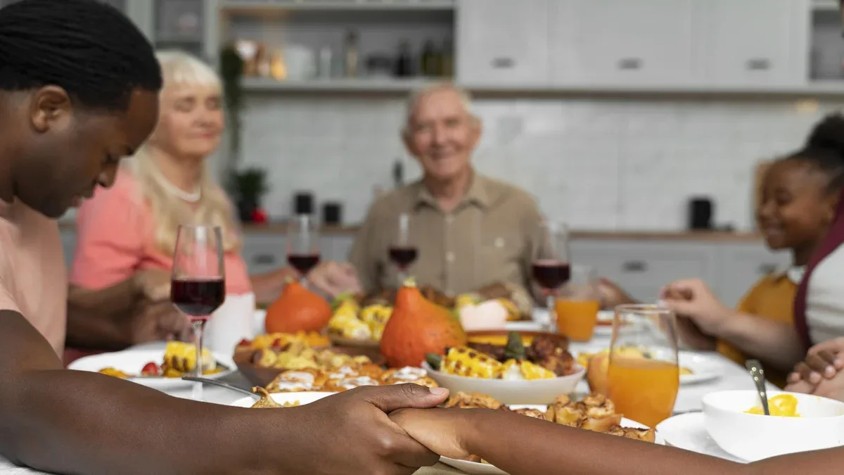 Belle famille heureuse ayant un bon dîner de thanksgiving ensemble
