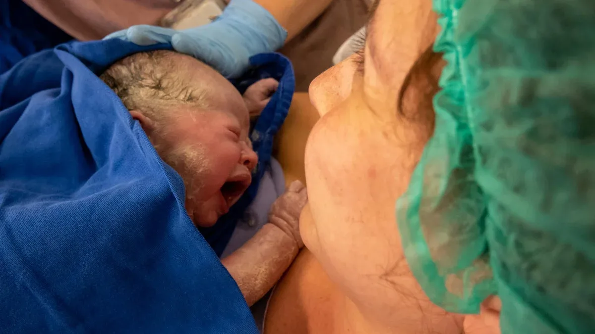 Mère et fille peu après la naissance à l'hôpital