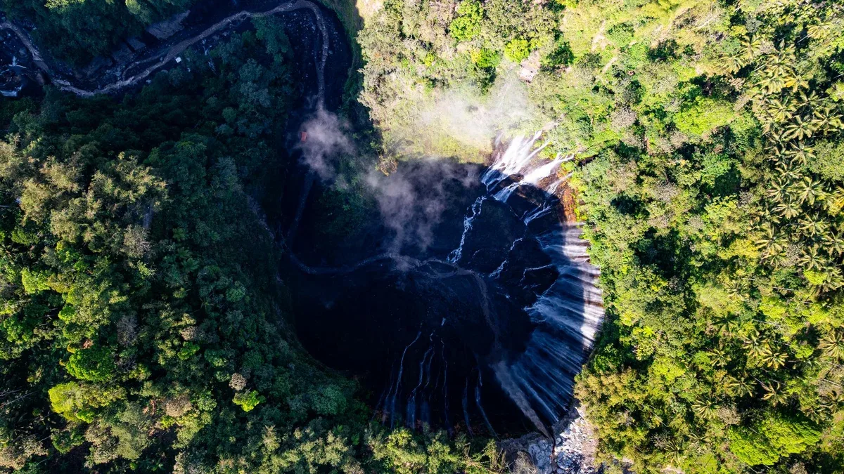 Vue aérienne des chutes d'eau de Tumpak Sewu, également connues sous le nom de Coban Sewu. Les magnifiques chutes de Tumpak Sewu sont une attraction touristique à Java Est, en Indonésie. Une incroyable destination de voyage en Asie.