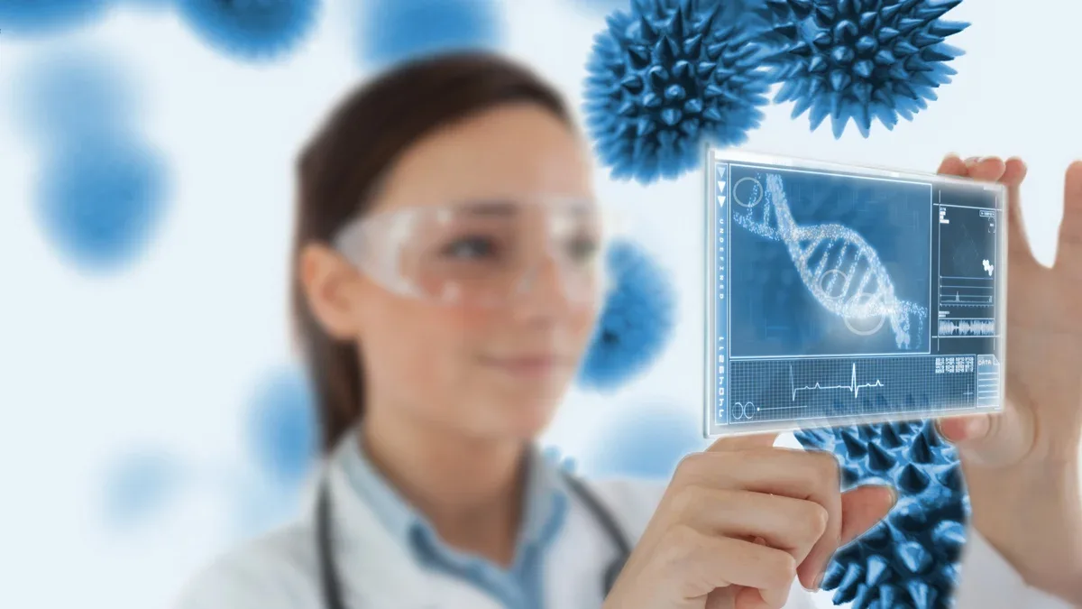 Infirmière souriante travaillant avec écran virtuel