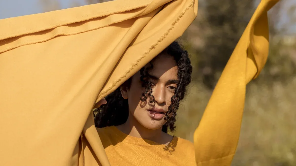 Femme dans la nature avec une corde à linge