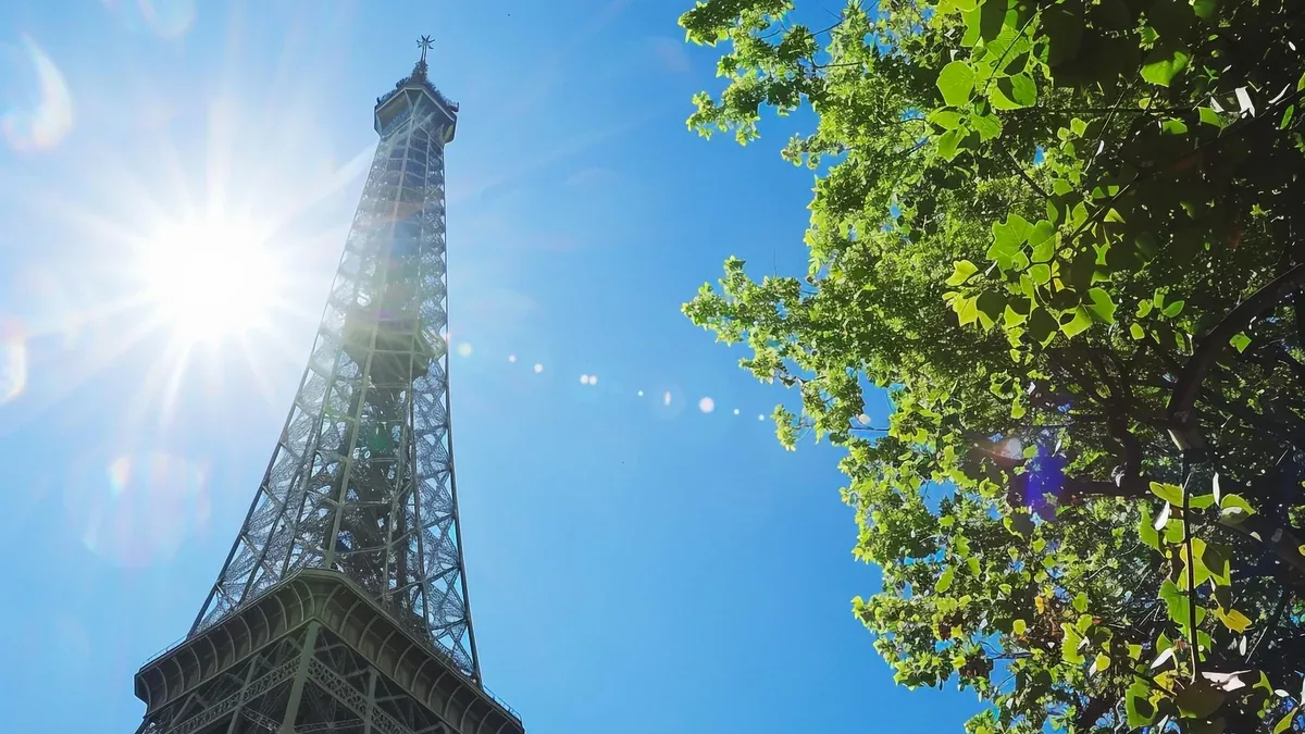 une grande tour Eiffel avec la lettre s dessus