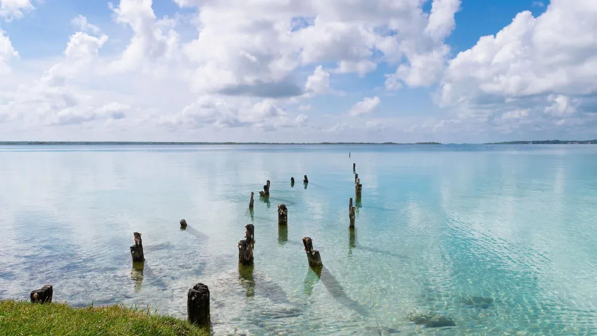 Une belle vue sur le lagon de Bacalar au Mexique.