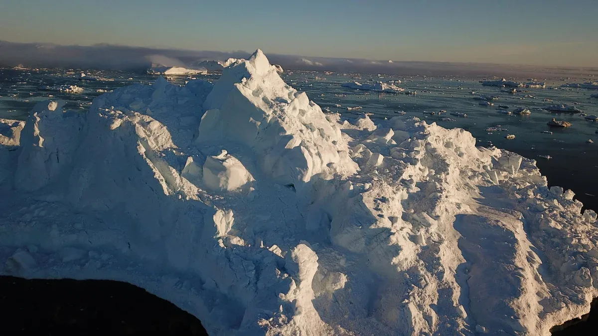 Vue aérienne d'une montagne enneigée contre le ciel