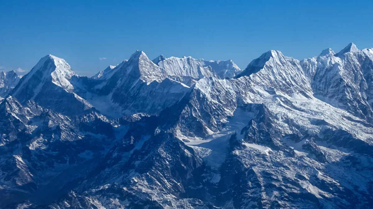 Montagnes de l'Himalaya sous les nuagesVue de l'avion
