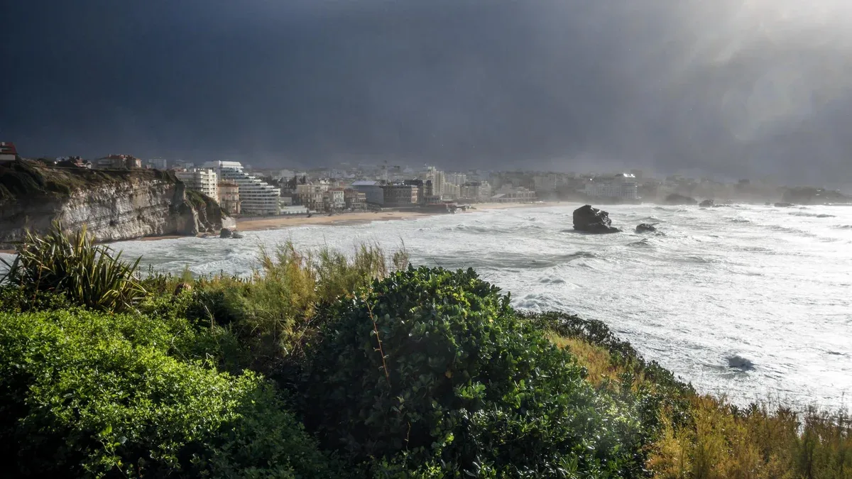 Bord de mer et plage de la ville de Biarritz lors d'un paysage panoramique orageux