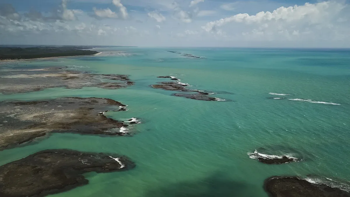 Vue aérienne de l'océan turquoise brésilien avec un ciel nuageux