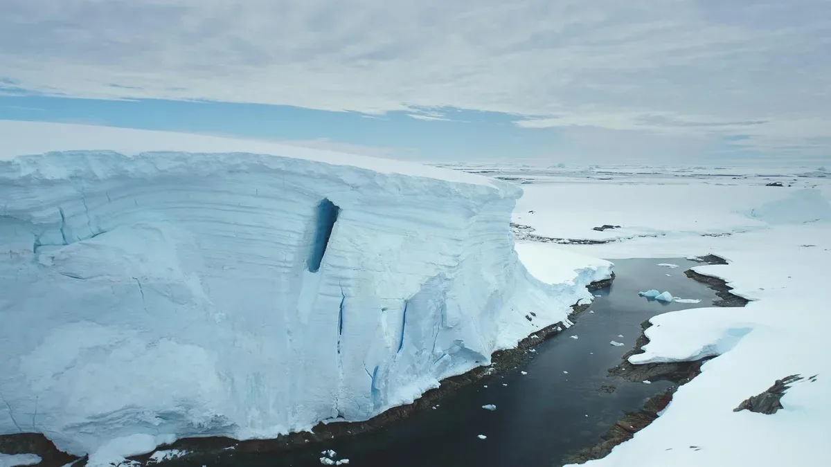 Paysage hivernal de l'Arctique au problème du réchauffement climatique panorama aérien de drones canyon glaciaire océan gelé
